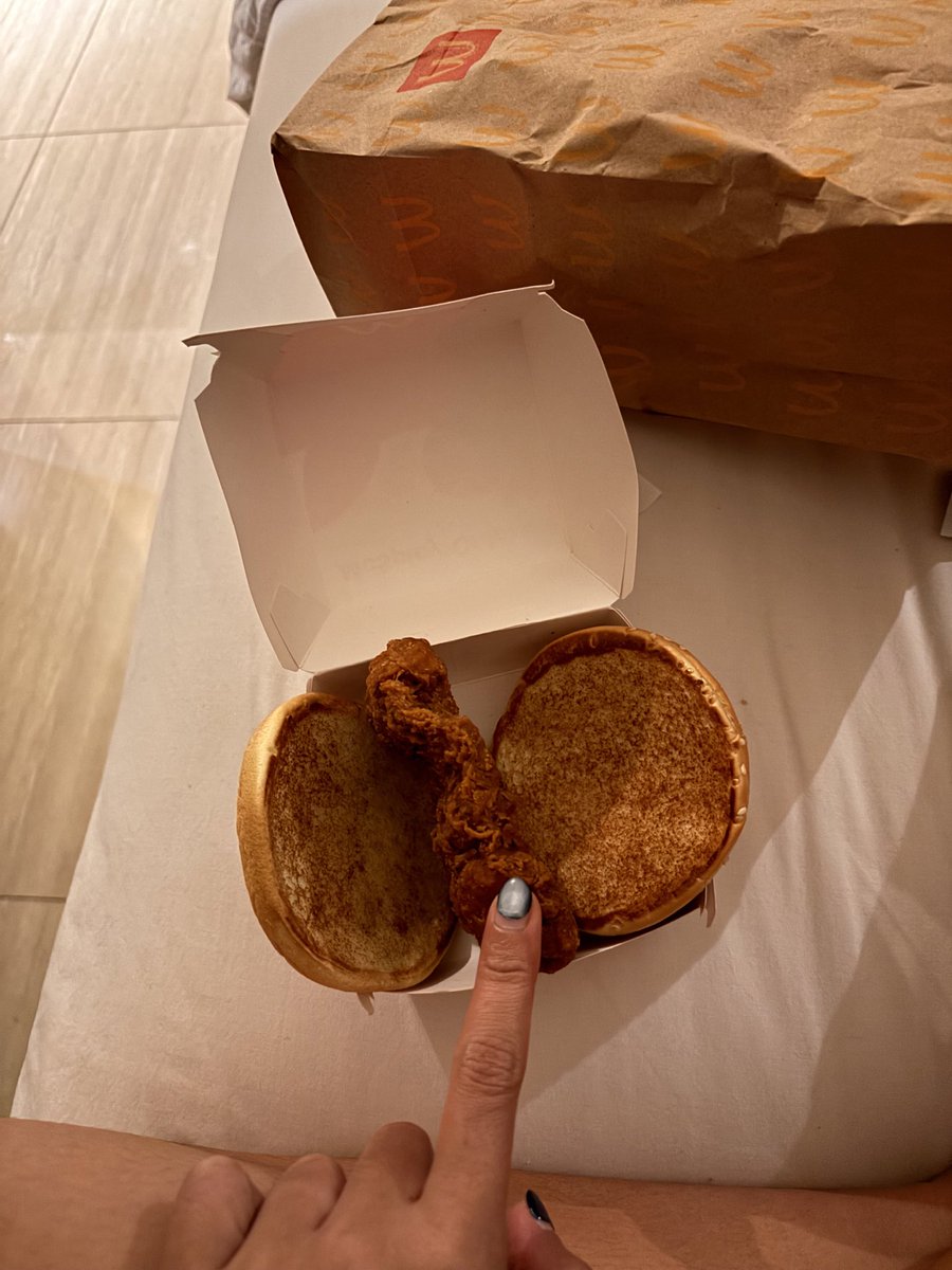 gyustika's tweet image. Halo @McDonalds_ID masa dikirim mcspicynya polos gini sih kak🙏🏻 mana pas lagi laper bgtt tapi zonk