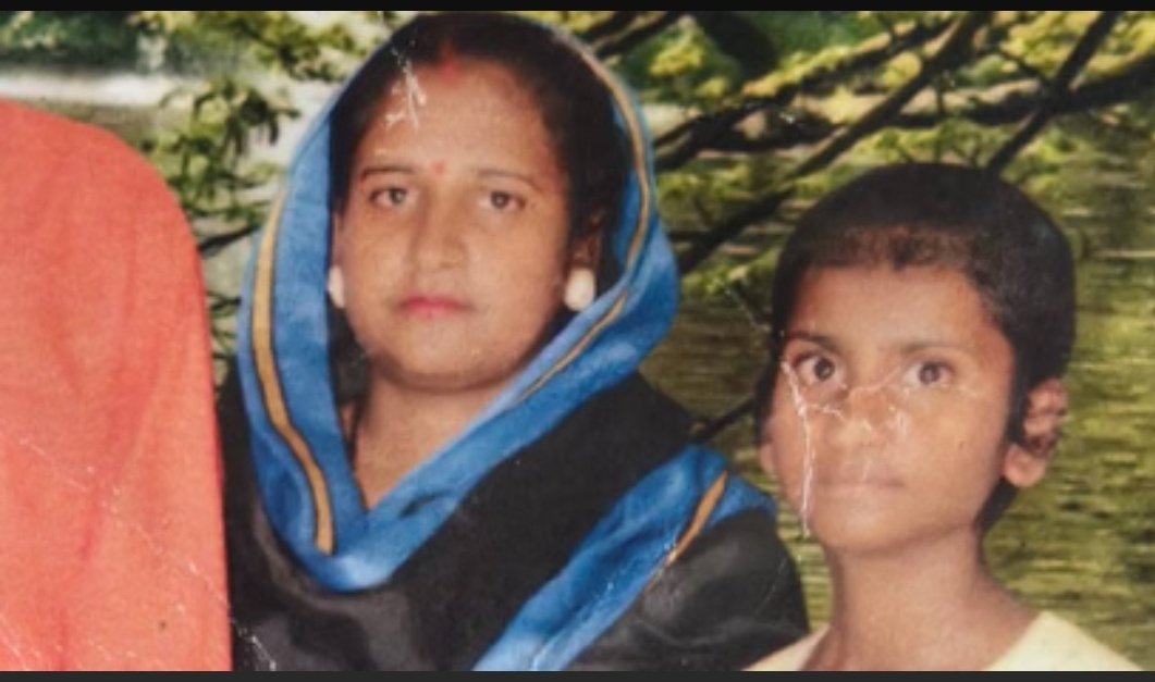 askshivanisahu's tweet image. कांग्रेस सांसद राहुल गांधी हरिओम के माता-पिता और परिजनों से मिलने पहुंचे। लेकिन, रायबरेली के ऊंचाहार कस्बे की नई बस्ती में रह रही हरिओम की पत्नी पिंकी उर्फ संगीता से मुलाकात नहीं की। इस बात पर उन्होंने नाराजगी जाहिर की है।
पिंकी ने कहा कि राहुल गांधी को मेरा भी हाल पूछना चाहिए…