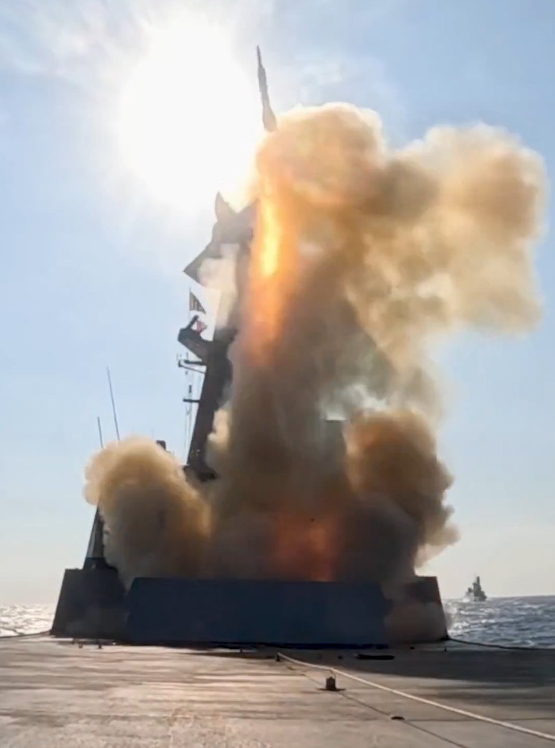 🇫🇷🚀ASTER30 vs AASM 💣🇫🇷

A few days after a French FREMM-class destroyer intercepted a supersonic air-to-air missile fired from a Rafale M, an ASTER 30 interceptor launched from a Forbin-class destroyer this time intercepted an AASM propelled bomb, also fired by a Rafale M.