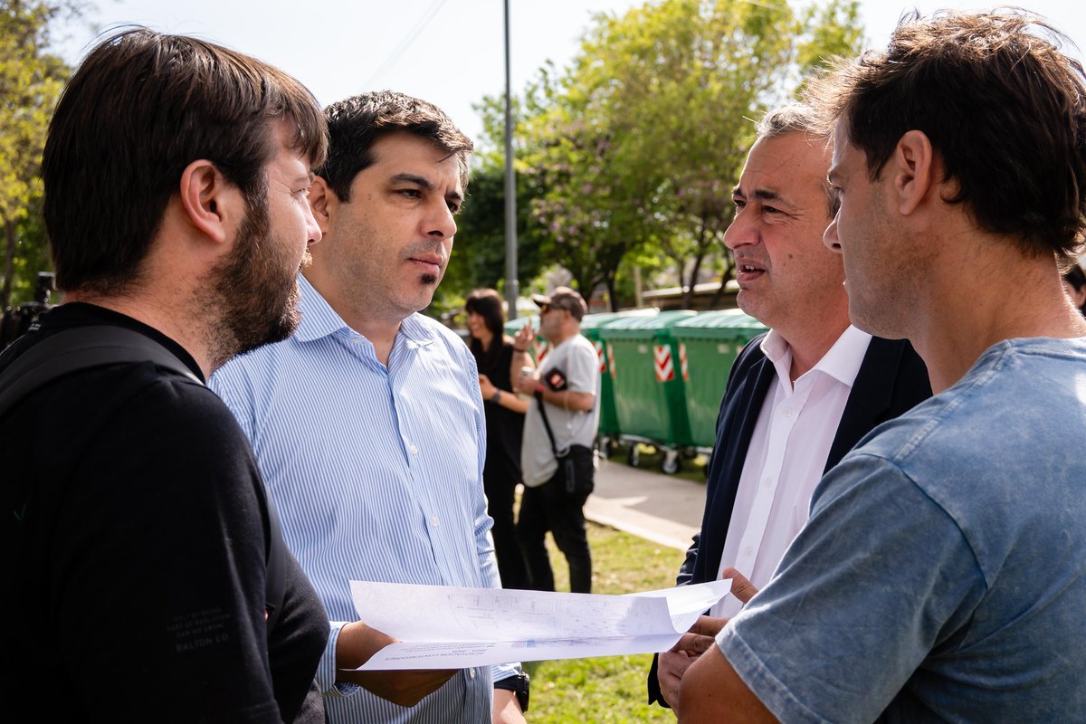 103 NUEVOS CONTENEDORES PARA ZONA NORTE

🚮 Seguimos mejorando la higiene urbana.
En los barrios Sarmiento y Arroyito sumamos más de 100 contenedores para que cada vecino y vecina pueda disponer sus residuos de forma más cómoda y ordenada. ♻️