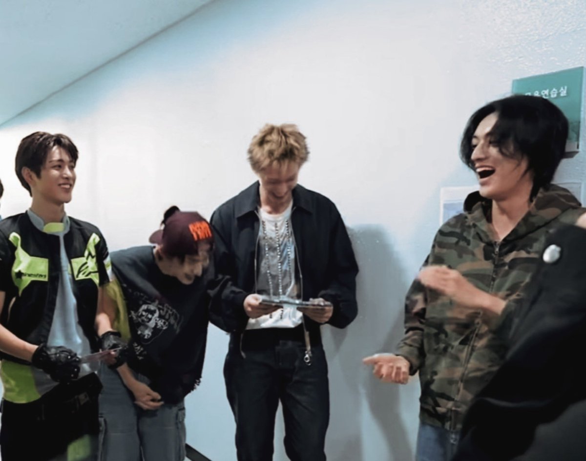 watanabewyou's tweet photo. “와 you're                                                      “와
so handsome”                                       you too” https://t.co/FkNSbKi4gd