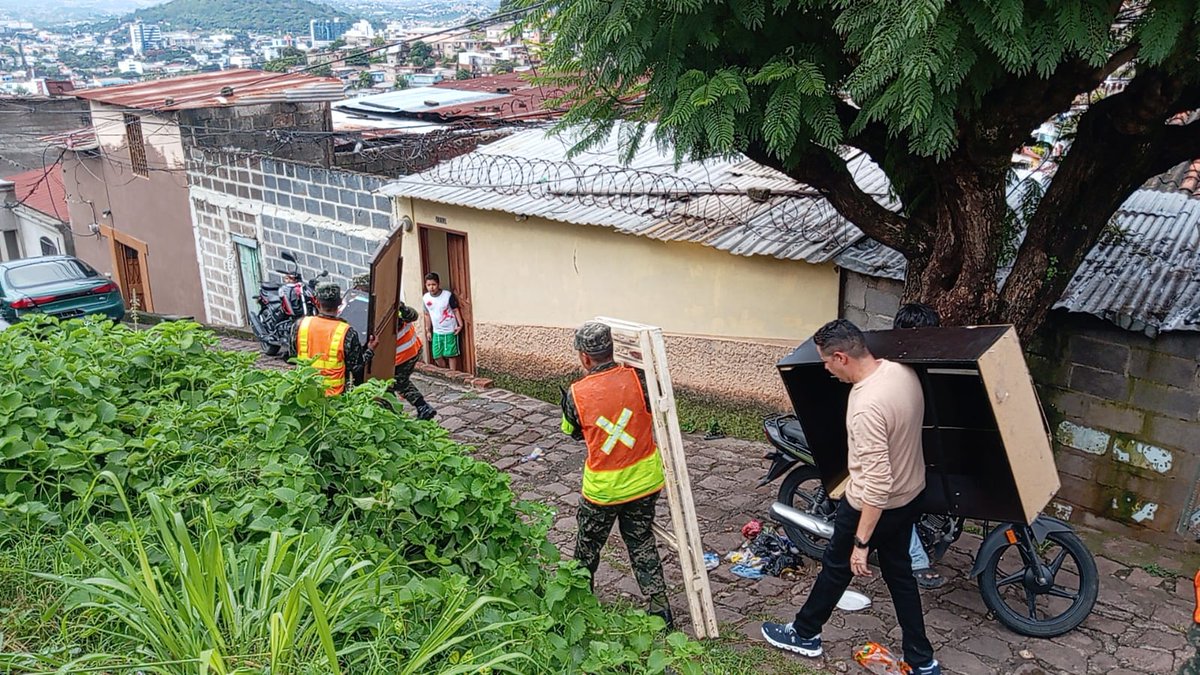 Fuerzas Armadas de Honduras (@ffaahn) on Twitter photo #PlanAuxilioXXI || Las #FFAA, a través del Comando de Operaciones Especiales #COES y con miembros del Primer Batallón de Artillería, se encuentran realizando evacuaciones en apoyo a las personas damnificadas en la colonia El Reparto por Arriba, donde se están registrando #PlanAuxilioXXI || Las #FFAA, a través del Comando de Operaciones Especiales #COES y con miembros del Primer Batallón de Artillería, se encuentran realizando evacuaciones en apoyo a las personas damnificadas en la colonia El Reparto por Arriba, donde se están registrando