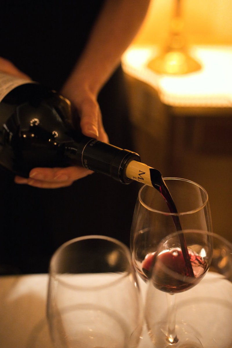 🍷 3 timeless #Bordeaux wine facts you might not know.

Let’s dive into the roots that made Bordeaux the symbol of excellence it is today. 🧵

The facts 👇