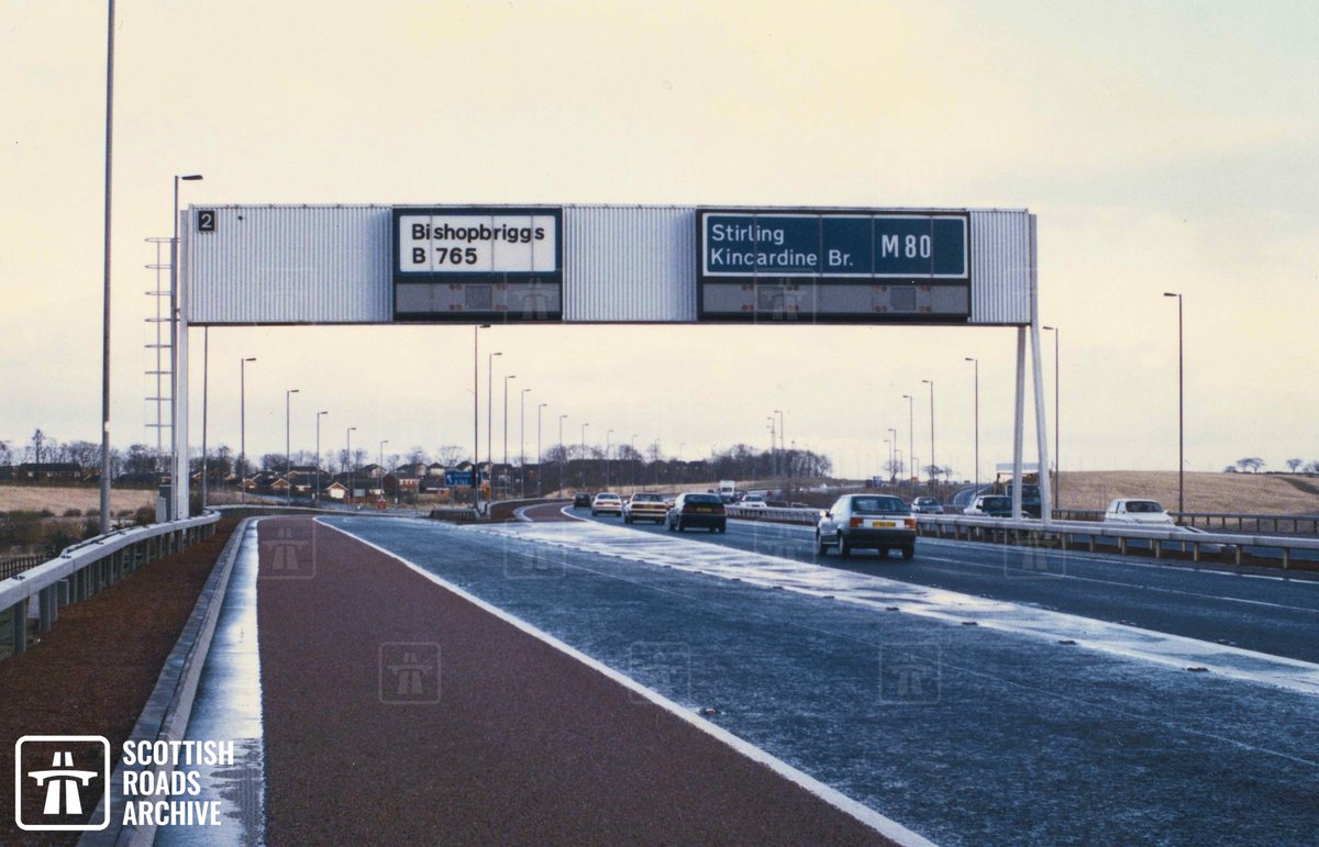 ScotRoadArchive's tweet image. It's #carspotting time!

The weather is definitely getting colder now, so to reflect this week's #carspotting pic shows us wintry M80 #motorway not long after its opening in the 1990s. 

What year was it? What location is it? What are the cars pictured? Tell us below!

#archives