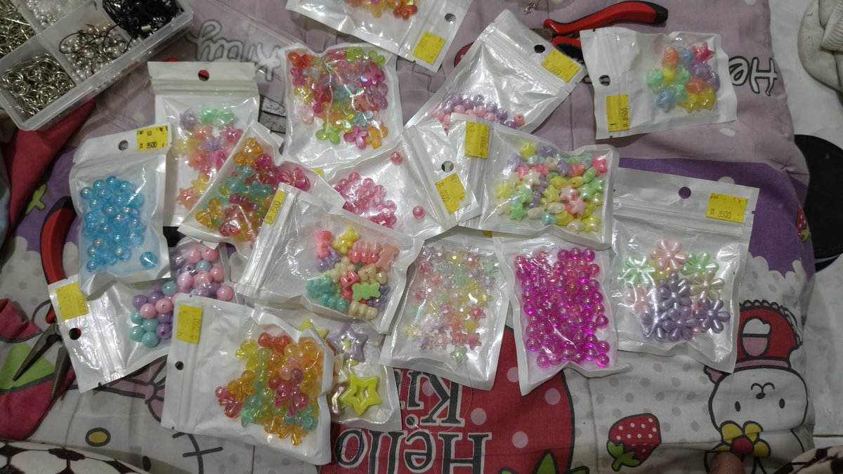 pagesofsalsa's tweet image. moots, ada yang mau aku bikinin gelang/kalung/strap phone ga? gratiss! sini request mau bikin apa nanti aku kirimin!!! aku lagi mau memunculkan kembali semangat hobi yang terpendam ini