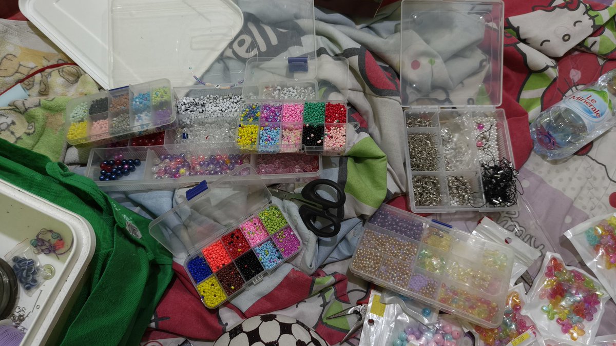 pagesofsalsa's tweet image. moots, ada yang mau aku bikinin gelang/kalung/strap phone ga? gratiss! sini request mau bikin apa nanti aku kirimin!!! aku lagi mau memunculkan kembali semangat hobi yang terpendam ini