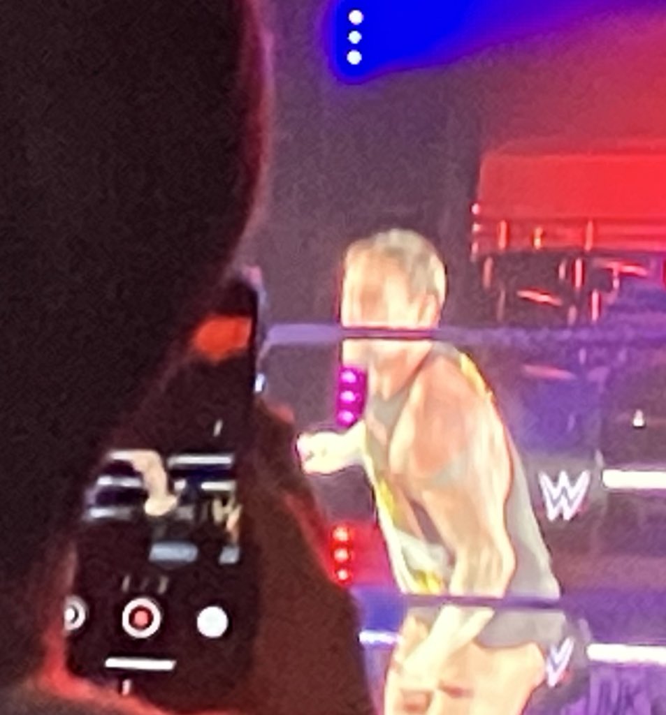 WWE日本公演、めっちゃ楽しかったんだけど、スマホで動画撮ってる人が見えただけでも10人以上居てモヤモヤした
最寄りの警備員に伝えたけど、伝えておきますーとだけ軽く言われてそれっきりだったし
これだと動画撮影禁止のルール守ってるこっちがバカみたいじゃないですかね？
#WWESuperShowJapan