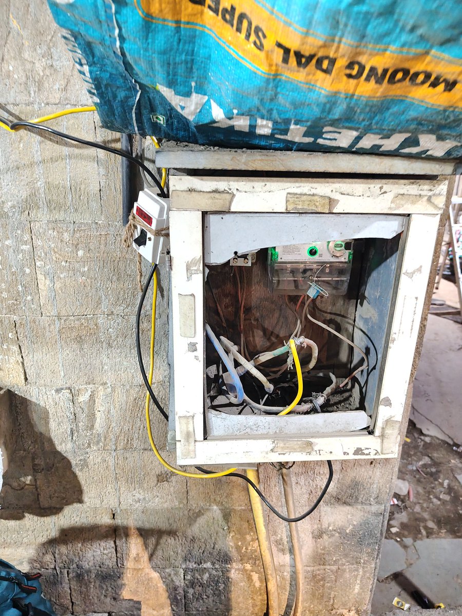 RohanBanpatte1's tweet photo. @Adani_Elec_Mum श्री हनुमान मंदिर ट्रस्ट वडार पाडा रोड नंबर 1 कांदिवली पूर्व मुंबई 101 येथे लाईट चोरी करून वापरात आहे कारवाई करावी https://t.co/iiC7d5eSzn