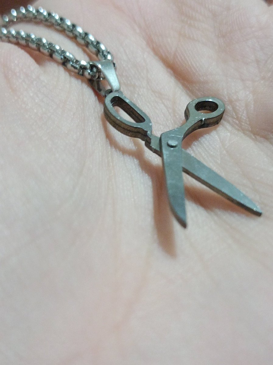 امروز رفته بودم بازار پروانه از <a href="/TheNekoOmma/">☽̶☾Dear Wolf.</a> اکسسوری خریدم، همونجا نشست واسم یه نقاشی گربه کشید 😭😭😭