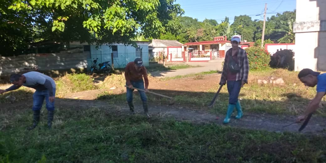 #Cuba: En el municipio #Cruces ya forma parte del sistema de trabajo que las personas q cumplen sanciones en condiciones de libertad sistematicamente contribuyan al saneamiento local. Labor q el pueblo necesita y agradece.Hoy quedó evidenciado. #CienfuegosXMásVictorias