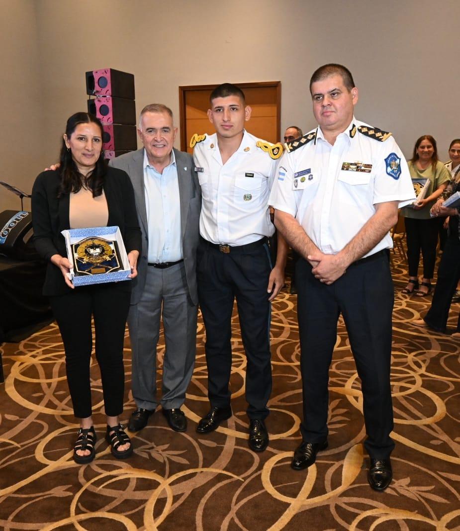 Tucumán | Compartimos una jornada muy especial junto a los cadetes del Instituto de Enseñanza Superior de Policía “Gral. San Martín”, en el marco del homenaje por el Día de la Madre.

👮🏻‍♂️En un hecho inédito, 300 futuros policías agasajaron a sus madres con un desayuno lleno de