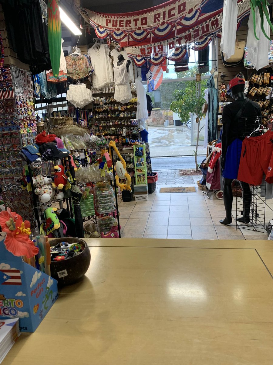 Vanyaru_'s tweet photo. Vtuber Vs Mi Chamba

Tengo 2 empleos uno como encargada de una tienda de Souvenirs ( recuerdos de mi isla hermosa Puerto Rico🇵🇷) y el segundo es mi mesita de mis creaciones junto con  mi esposo que es cuando participamos en eventos🩷ambas fotos son reales de mis puestos✨ https://t.co/YU9UUzD48p