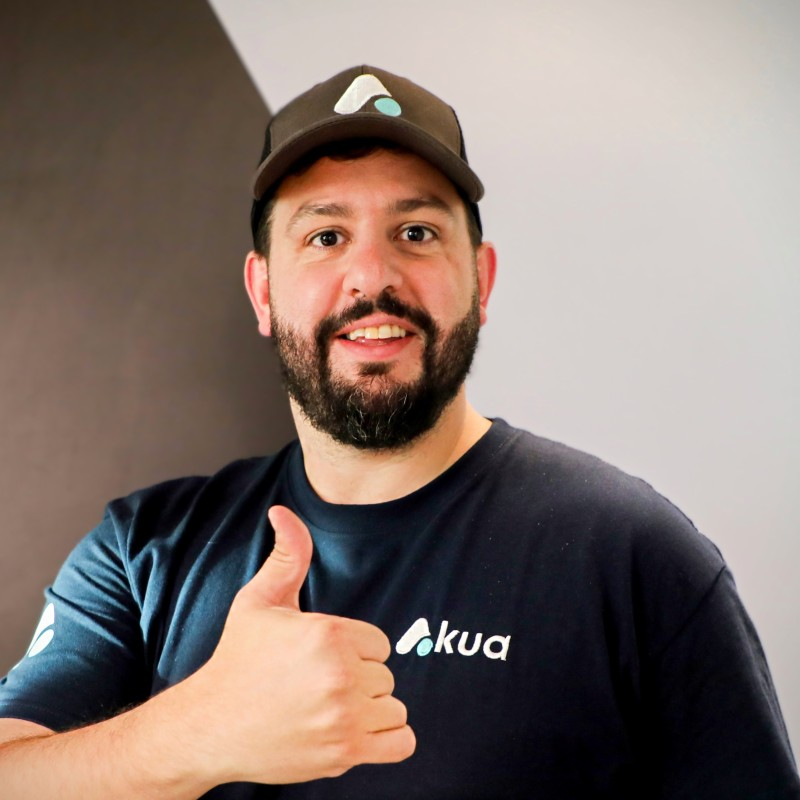 PicanteStartups's tweet photo. 💻 Juanjo Behrend @jjbehrend 
CTO y co-founder de @akua_tech . Antes la rompió en Dlocal y PedidosYa, así que sabe lo que es escalar en serio.
El más técnico del jurado.
No intentes caretearle un stack, que te lo desarma en 10 segundos. https://t.co/c3moRlqNlS