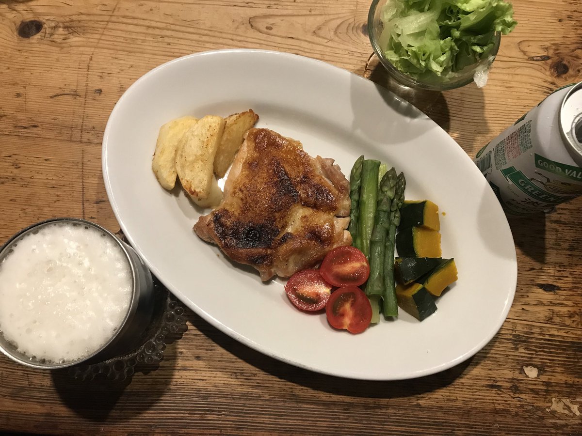ryunosuke_h's tweet image. #晩酌 #肴 #鶏もも肉のパリパリ焼き #grilledchicken #potato #tomato #アスパラ #南瓜 #squash #beer #淡麗グリーンラベル #糖質70パーセントオフ #家呑み #宅呑み #おうち居酒屋 #家べろ #宅べろ