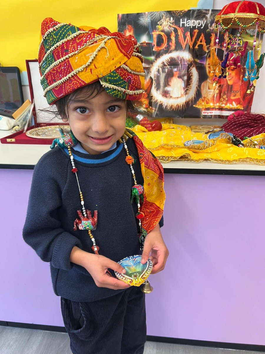 LittleUptonUHS's tweet image. 🪔 A huge thank you to one of our wonderful parents for coming in to share all about Diwali! Oaks loved learning about the Festival of Light and exploring the beautiful resources. Wishing everyone a joyful Diwali celebration! ✨ #DiwaliCelebration #NurseryFun @UptonHouseSch