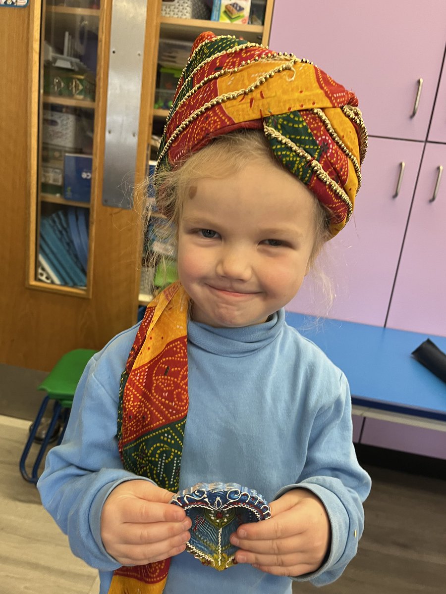 LittleUptonUHS's tweet image. 🪔 A huge thank you to one of our wonderful parents for coming in to share all about Diwali! Oaks loved learning about the Festival of Light and exploring the beautiful resources. Wishing everyone a joyful Diwali celebration! ✨ #DiwaliCelebration #NurseryFun @UptonHouseSch