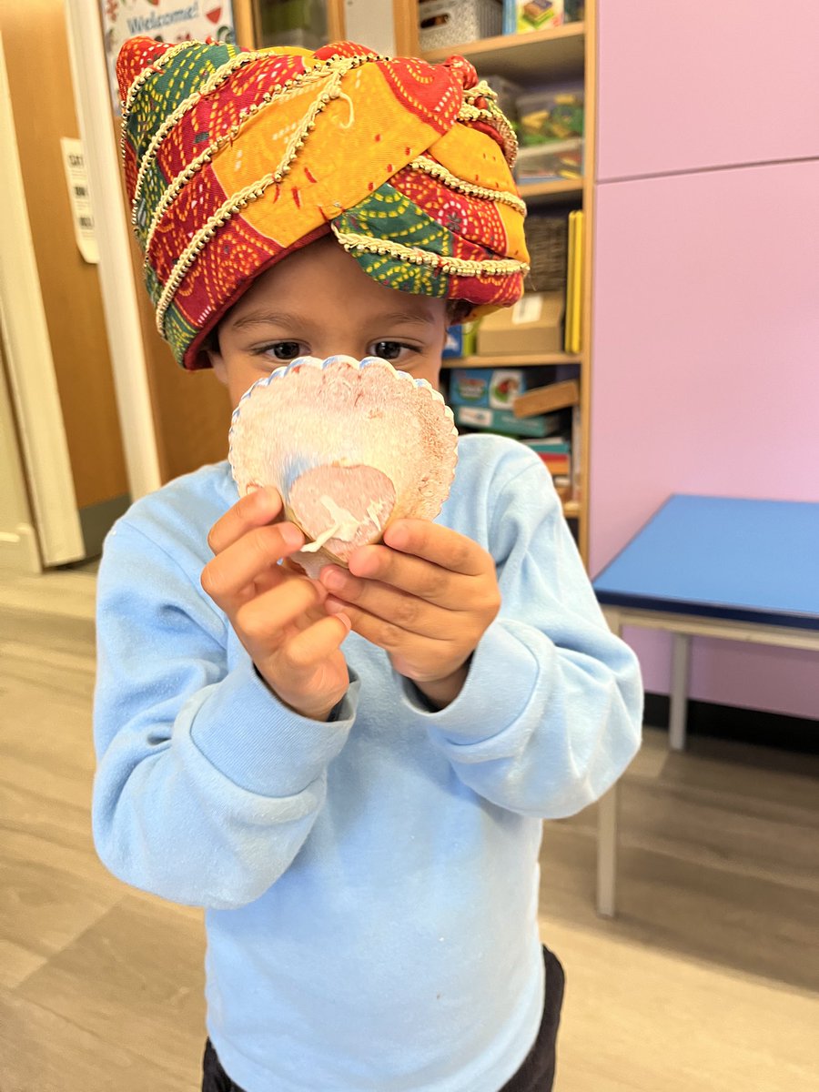 LittleUptonUHS's tweet image. 🪔 A huge thank you to one of our wonderful parents for coming in to share all about Diwali! Oaks loved learning about the Festival of Light and exploring the beautiful resources. Wishing everyone a joyful Diwali celebration! ✨ #DiwaliCelebration #NurseryFun @UptonHouseSch