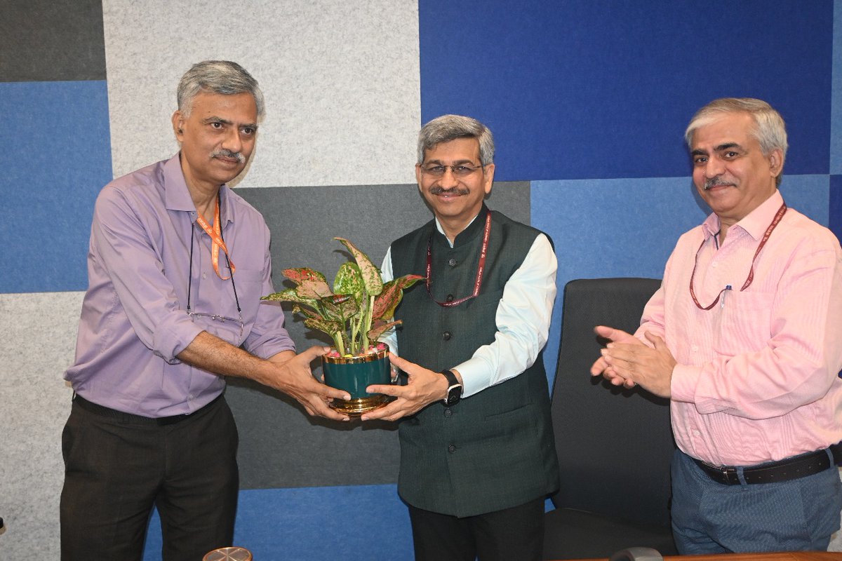 As part of #VigilanceAwarenessCampaign2025, RailTel hosted an engaging session on “Framing of Charge Sheets and General Vigilance Matters” led by Sh. Sandeep Mukherjee, Director, DOPT, at Corporate Office RailTel.
Employees from across all Regions and Territories offices of