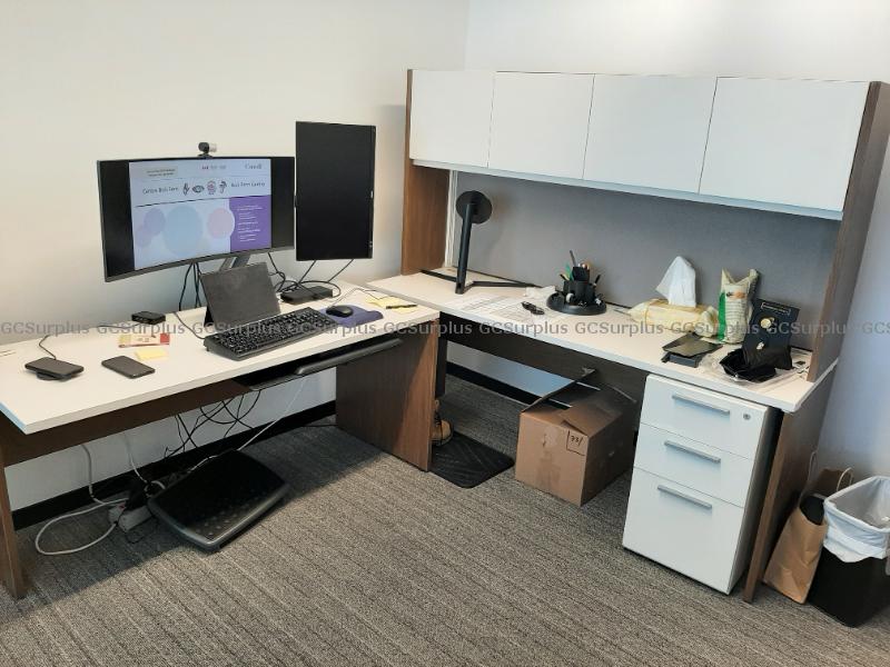 GCSurplus_PSPC's tweet image. File this under must-have office furniture! 🏢

This lot includes stylish desks and smart storage solutions to help you create a space where productivity feels effortless. Find them on #GCSurplus and place your bid ➡️ ow.ly/5o8J50XeahL