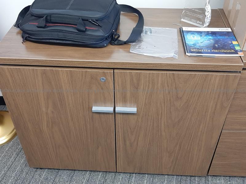 GCSurplus_PSPC's tweet image. File this under must-have office furniture! 🏢

This lot includes stylish desks and smart storage solutions to help you create a space where productivity feels effortless. Find them on #GCSurplus and place your bid ➡️ ow.ly/5o8J50XeahL