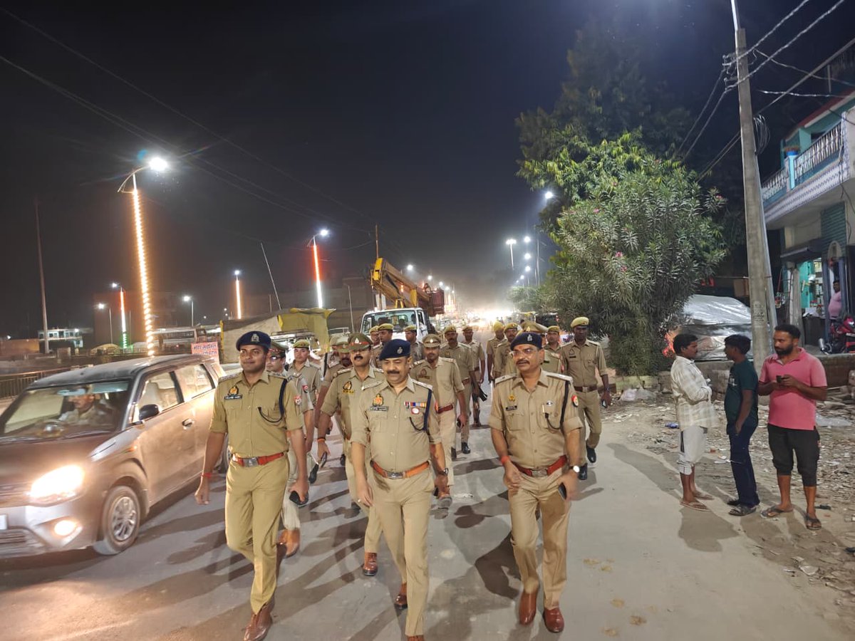 कौशाम्बी।जनपद मे शान्ति,सुरक्षा और सद्भावना बनाए रखने के लिए पुलिस अधीक्षक कौशाम्बी राजेश कुमार व ए.एसपी राजेश कुमार सिंह का अथक प्रयास निरन्तर जारी है धनतेरस दीपावली भाई दूज पर्व की दृष्टि से कस्बों मे पैदल भ्रमण कर रहे है <a href="/Uppolice/">UP POLICE</a> <a href="/kaushambipolice/">KAUSHAMBI POLICE</a> <a href="/igrangealld/">IG Range Prayagraj</a> <a href="/ADGZonPrayagraj/">ADG Zone Prayagraj</a>