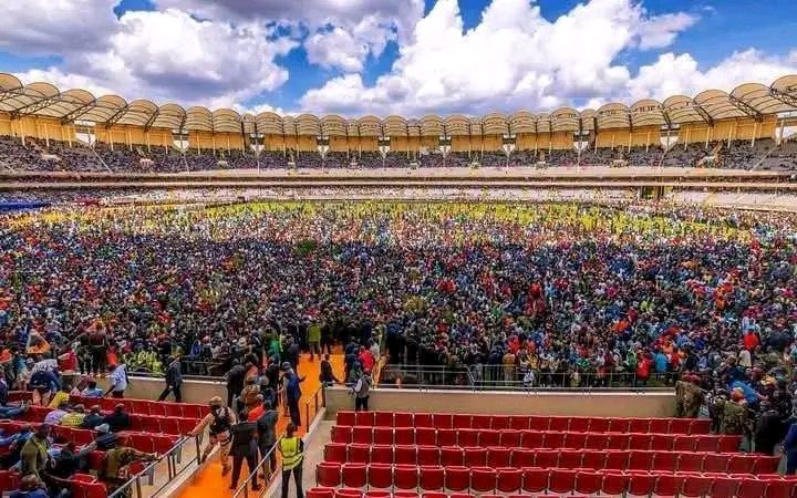 Afrika hii ni viongozi wa siasa wachache sana ambao vifo vyao vinagusa watu kwa kiwango hiki. Raila Odinga hakuwahi kutangazwa kama mshindi wa uchaguzi wa Rais licha ya kuwania kiti hicho mara Tano ila alifanikiwa kushinda na kuiteka Mioyo ya Wakenya. Salute kwa huyu Mzee.