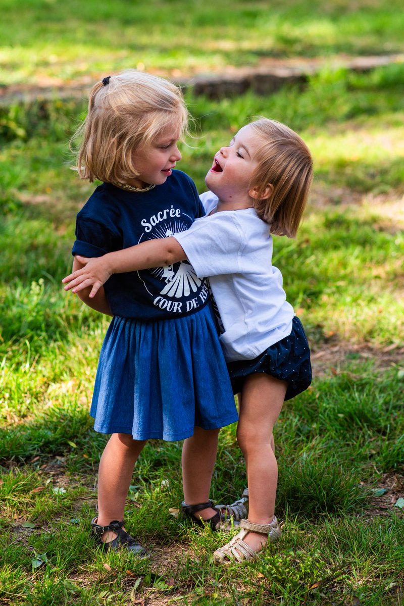 🎒 Sacrée cour de récré

Oui, il y a aussi des enfants à Academia Christiana.

Ici, ils découvrent la joie de servir, d’apprendre et de s’émerveiller.
Ils grandissent au contact du beau, du vrai et du bien, entourés de plus grands qui prient, travaillent et transmettent.
✝️ Une