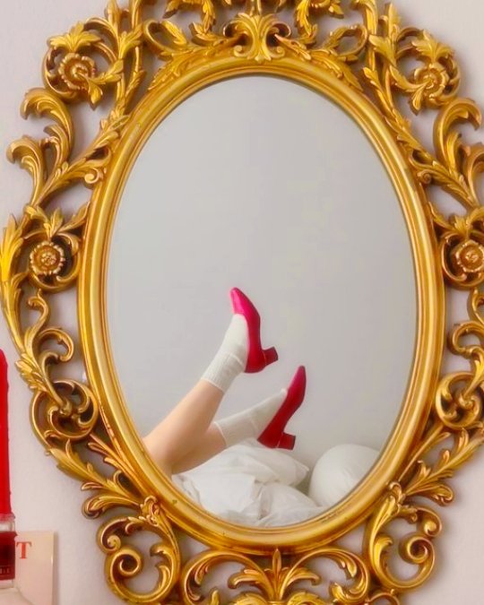 miewnatozaki's tweet photo. ⠀⠀⠀
𓏲 ۫ 𓈒she doesn’t chɑse attention—she ⠀⠀⠀
becomes the calm 𝐜𝐞𝐧𝐭𝐞𝐫 in a storm ⠀⠀⠀
of red. every glance꒱₊˚‧, every move,⠀⠀⠀
feels like a whisper made of fιrᥱ ᥲᥒd grᥲᥴᥱ.⠀⠀⠀
⠀⠀⠀ https://t.co/Sn9ZEUIiJn