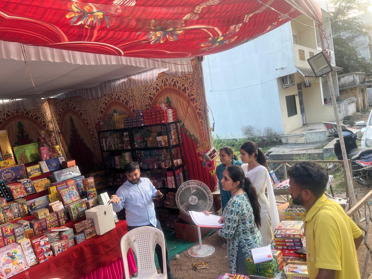 SDMChhotaudepur's tweet photo. #Diwali2025 #SafetyFirst #AdministrationInAction 🎆 દિવાળી તહેવારને પગલે હંગામી ફટાકડા સ્ટોલની આકસ્મિક મુલાકાત લઈ ફટાકડાની ગુણવત્તા, સુરક્ષા ઉપાયો તથા પરવાનગી સંબંધિત બાબતોની તપાસ કરી માર્ગદર્શન આપવામાં આવ્યું.
@collectorcu
@CMOGuj
@infocugog https://t.co/FXLHO2G93B