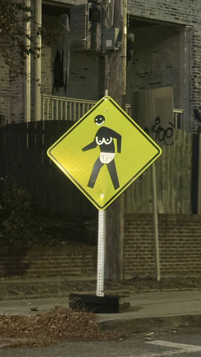 KeyWorkoutz's tweet image. So I’m on my Daddy Daughter date and my daughter kept saying it’s ok for people to walk naked over here. I look over and this is what I see 🤦🏽‍♂️