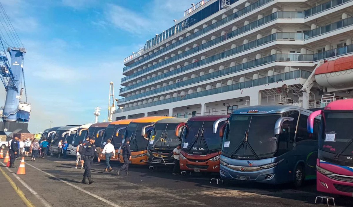 🚢 MÁS DE 1,800 TURISTAS LLEGAN EN CRUCERO AL PUERTO DE ACAJUTLA

🌞 Este viernes, el puerto de Acajutla, en Sonsonate, recibió al crucero Eurodam, con más de 1,800 turistas a bordo que disfrutarán de los paisajes y atractivos turísticos de El Salvador.

👮‍♂️ La División de Policía
