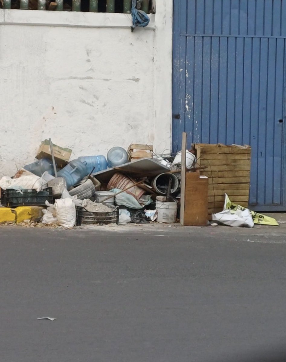 robygoldman's tweet photo. @AlessandraRdlv Buen día alcaldesa 
Continúa basura en vía Publica de su Alcaldía, sería tan amable de instruir a su personal para que NO dejen su basura fuera de la bodega de su Alcaldía ⁉️🙏🏼@AlcCuauhtemocMx https://t.co/onXGwIEXWq