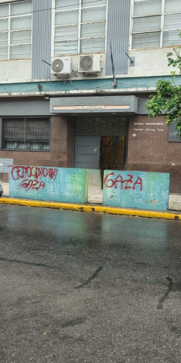 danilerer's tweet image. GRAVE, ANTISEMITISMO EN ARGENTINA
Personajes que alientan el antisemitismo y defienden al terrorismo palestino realizaron pintadas antisemitas frente a una Escuela Judía de la Ciudadde Buenos Aires.