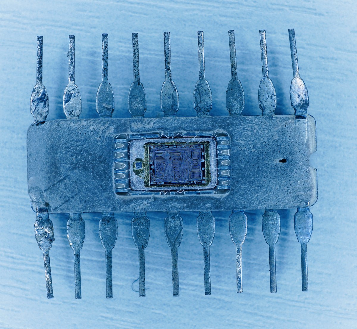 duke_cpu's tweet image. It’s #Intel‘s first 8bit #microprocessor!
This week, I finally worked on the kind donation of the awesome #computermuseum called ENTER Technikwelt in Solothurn, Switzerland. The request was to make die shots of the famous INTEL i8008 from 1972 made in 10 micron PMOS…
(1/n)
