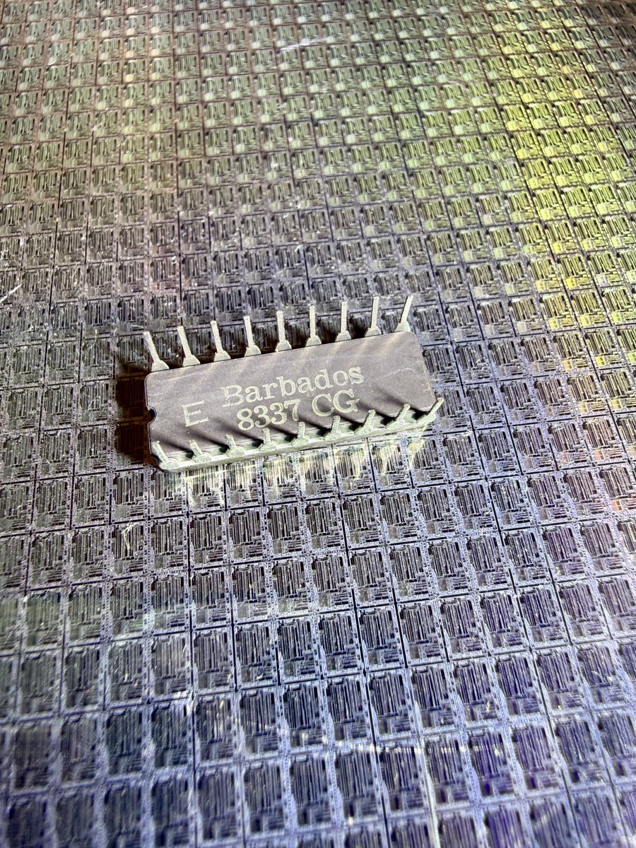 duke_cpu's tweet image. It’s #Intel‘s first 8bit #microprocessor!
This week, I finally worked on the kind donation of the awesome #computermuseum called ENTER Technikwelt in Solothurn, Switzerland. The request was to make die shots of the famous INTEL i8008 from 1972 made in 10 micron PMOS…
(1/n)