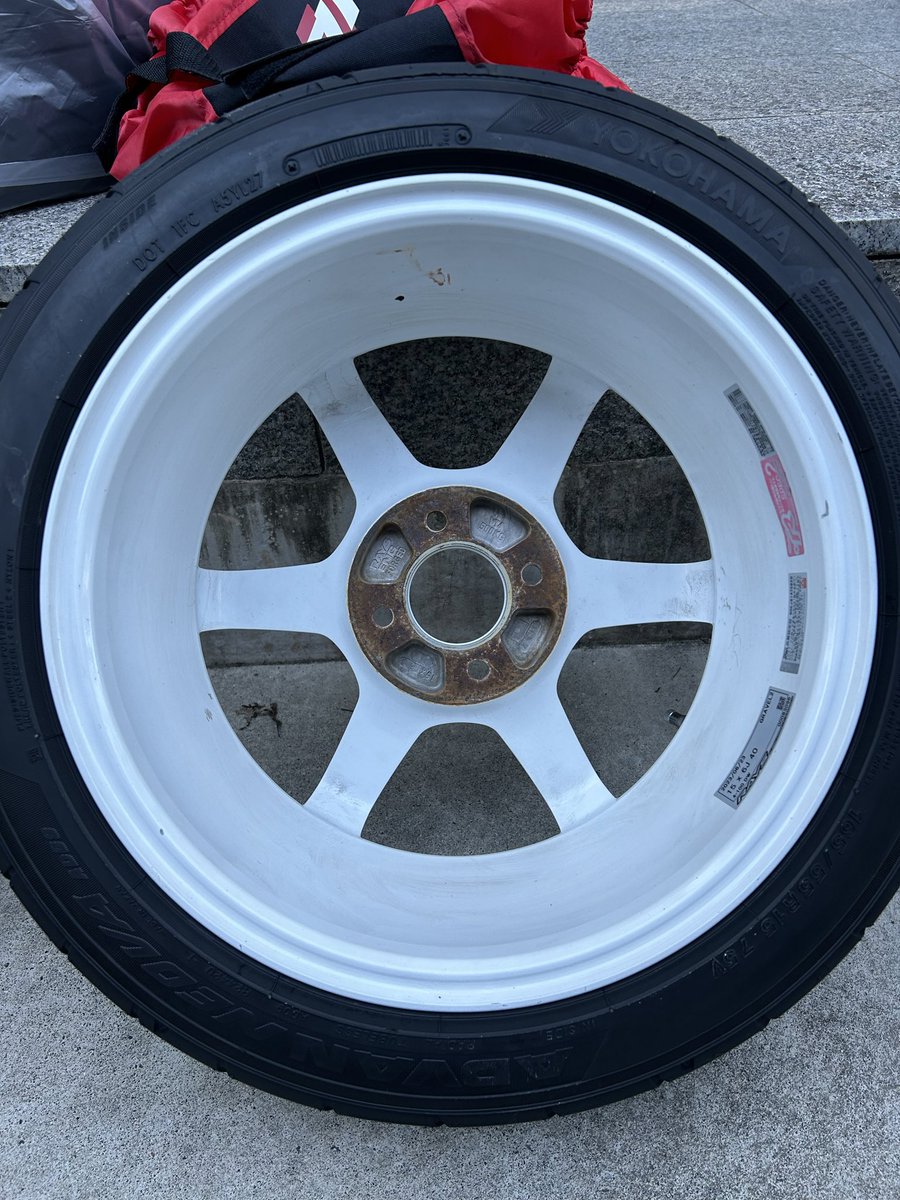 コペンのタイヤをZⅢからAD09ネオバに組み換え完了👍
街乗りホイール&amp;街乗りタイヤの完成です
ZⅢと比較してですが、
・ロードノイズが静か
・ウェット路面の設置感あり
・燃費が割といい
2名乗かつエアコンかけた状態でも、ZⅢより燃費がよかったです
鍛造ホイール&amp;国産タイヤでバランスウエイト0枚🙄