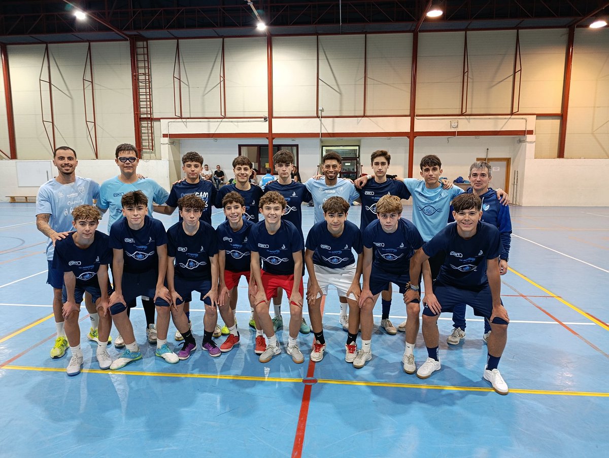 📷 En la tarde de ayer, nueva jornada de formación de nuestros técnicos con presencia de <a href="/JuanluA910/">Juan Luis Alonso</a> como parte del convenio de colaboración con <a href="/ManzanaresFS/">ManzanaresFútbolSala</a> ✍🏼🫱🏻‍🫲🏼📝
Deivao y Humberto compartieron sesión práctica con el Cadete Regional 🏃🏿‍♂️⚽
Muchas horas 💪🏼
ADN Moprisala Ⓜ️⚪🔵