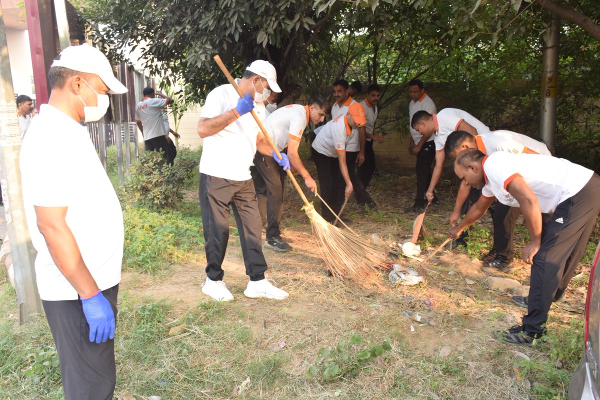 🧹 स्वच्छता ही सेवा 
8वीं NDRF बटालियन द्वारा स्वच्छता अभियान का आयोजन
पर्यावरण की रक्षा, समाज की सेवा!
NDRF जवानों ने आज स्वच्छता अभियान चलाकर साफ-सफाई का संदेश दिया।
🌱 सार्वजनिक स्थलों की सफाई
🇮🇳 स्वच्छ भारत, सुरक्षित भारत की ओर एक कदम
#NDRF #SwachhBharat #CleanlinessDrive