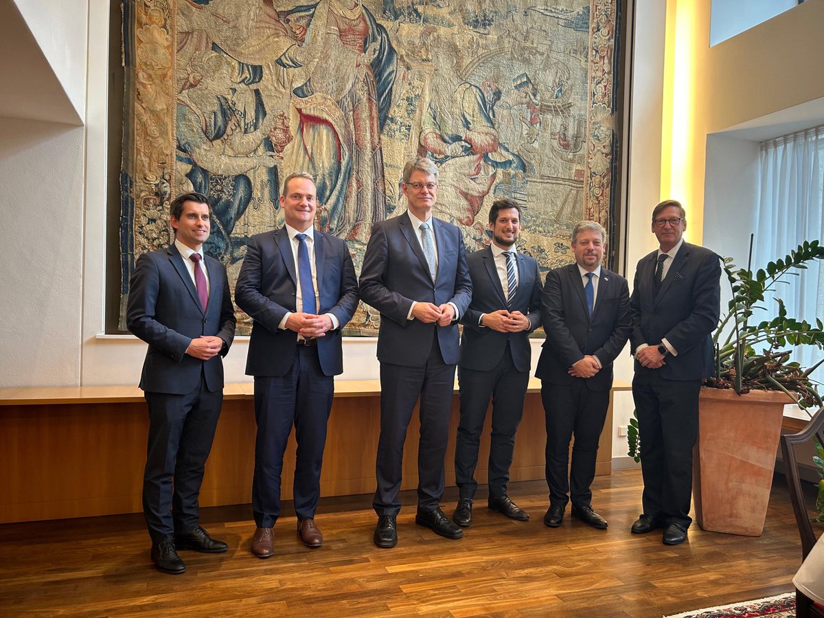 Es war mir eine Ehre, heute gemeinsam mit MP Paasch Bundesverkehrsminister Schnieder zu einem Arbeitsessen zu empfangen. Auch MP Dolimont &amp; NRW-Bevollmächtigter Dr. Roßbach nahmen Teil. Themen: Einstein-Teleskop, Infrastruktur, Bahn &amp; grenzüberschreitende Kooperation.