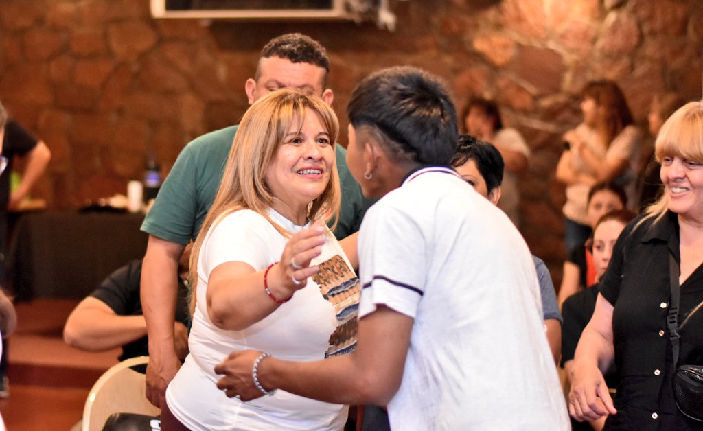 Junto a la compañera <a href="/GriHerreraok/">Griselda Herrera</a> y militantes de distintos barrios de la Ciudad Capital compartimos una jornada de escucha, diálogo y compromiso para seguir consolidando el trabajo territorial, priorizando a los vecinos y vecinas que más lo necesitan. 💪🏽🤝
<a href="/Federaleslr/">Federales. Defendamos La Rioja</a>