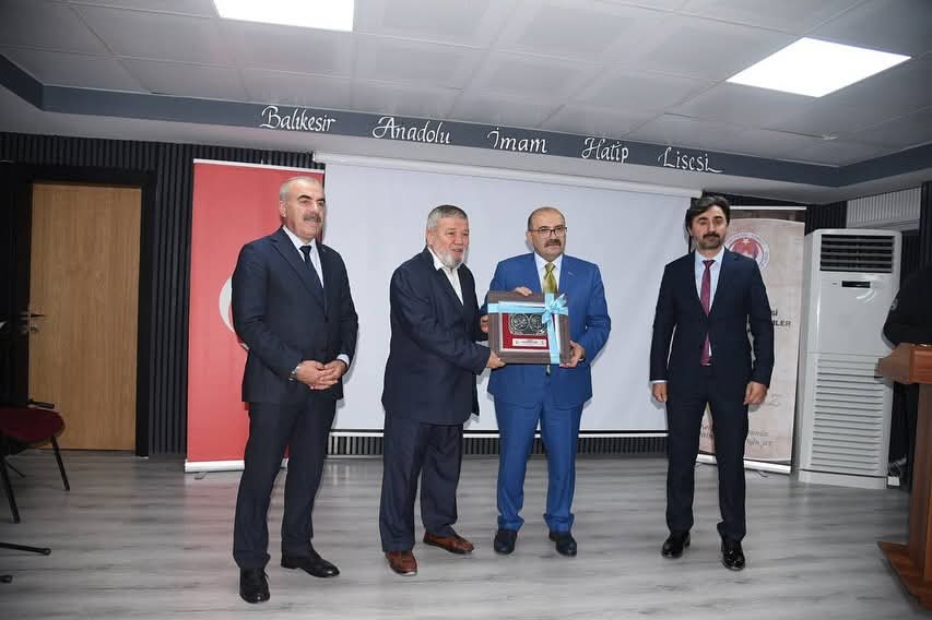İmam Hatip Okullarının kuruluş yıldönümü dolayısıyla düzenlenen kutlama programı, ilçemiz Balıkesir Anadolu İmam Hatip Lisesinin ev sahipliğinde büyük bir coşkuyla gerçekleştirildi. 
karesi.meb.gov.tr/www/imam-hatip…