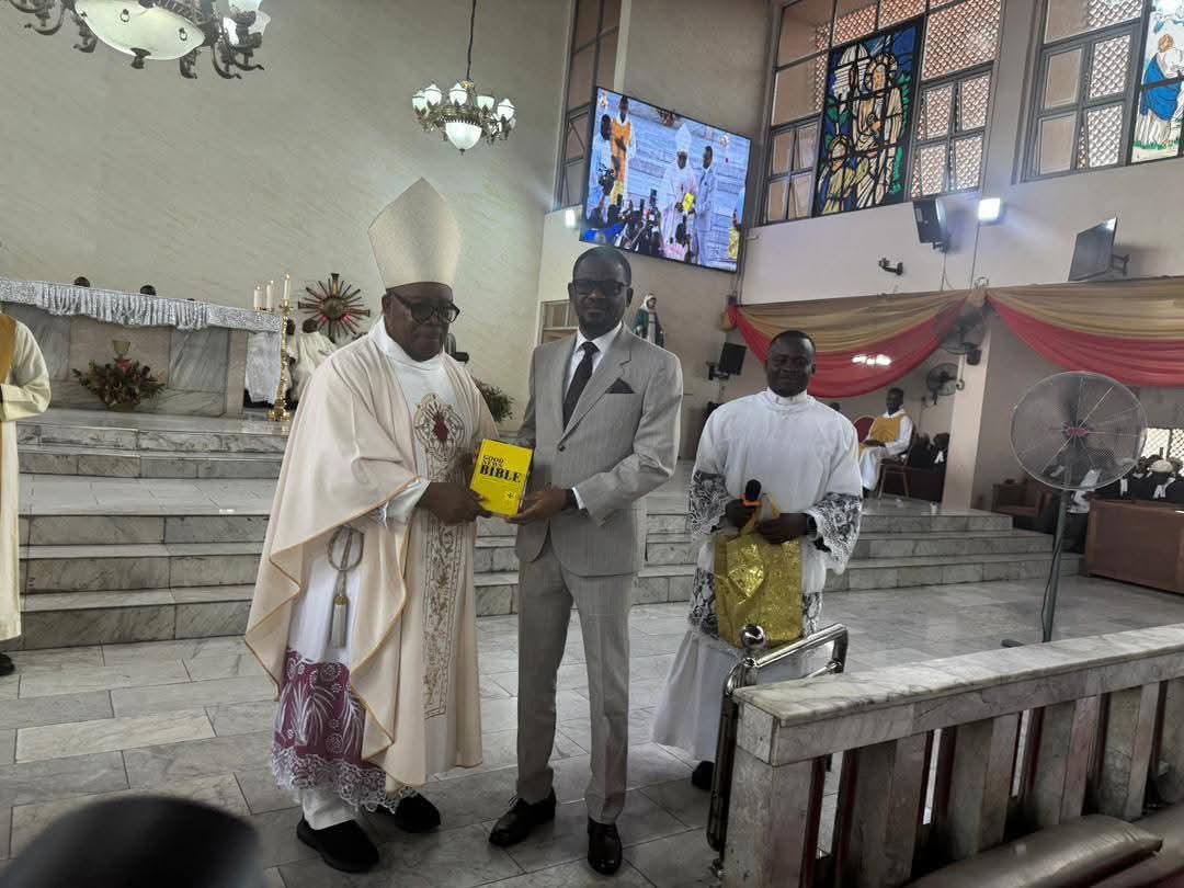 Rt Hon Martin Amaeawhule was presented a Holy Bible by a Catholic Priest.  

Looking at what happened in Rivers State, indeed Martins need to study the bible. He needs to fear God! 🤣