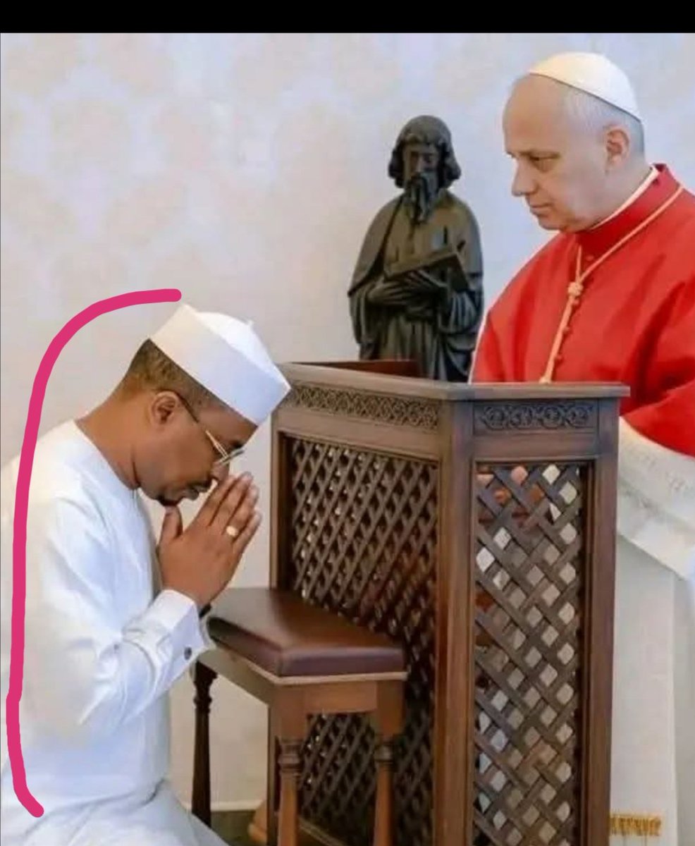 DelphineSankara's tweet image. 🛑Tchad🇹🇩/Le Président @marechalmidi fils au #VATICAN.

Il fait quoi là-bas ? 
Je ne savais pas qu'un musulman se confesse chez Jésus. 

Dites-lui que le signe des 2 mains est pour les Dieux et les Ancêtres, pas pour un Humain vivant. Voilà comment toute l’énergie de
1/2