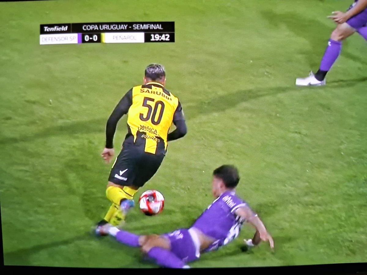 Andasencio73's tweet photo. @nicomusetti En que parte del comunicado reclaman la roja a los 19 min???
Se tira de atras, con la plancha, al tobillo.
Si queres mira de nuevo el video que es mas impactante que la foto https://t.co/F64ZmPD5Ot