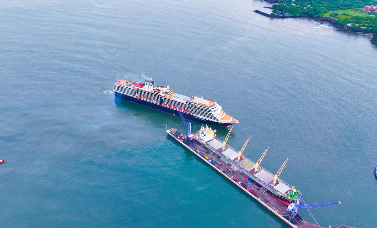 MITURElSalvador's tweet photo. Los turistas también llegan a nuestro país por la vía marítima. 🚢

El crucero Eurodam ha atracado este viernes en el puerto de Acajutla con visitantes que recorrerán distintos destinos de El Salvador. 🇸🇻
Te contamos 🧵🪡⬇️ https://t.co/gv0hFUbVZO