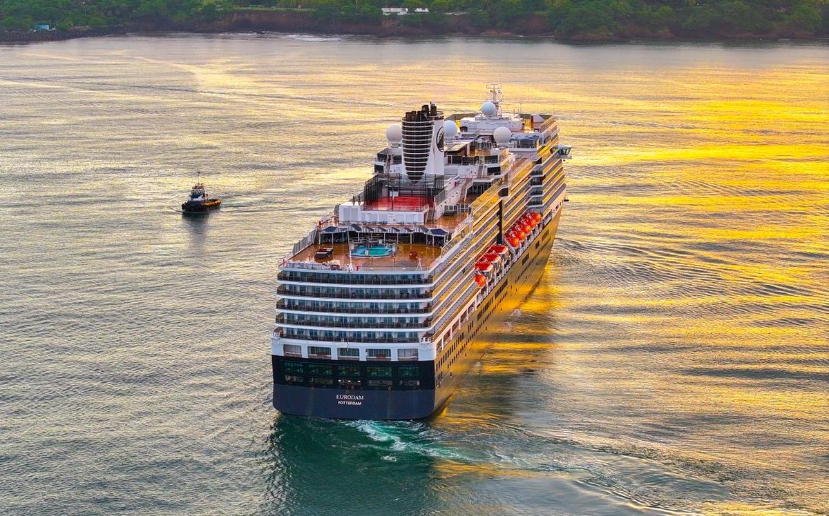 MITURElSalvador's tweet photo. Los turistas también llegan a nuestro país por la vía marítima. 🚢

El crucero Eurodam ha atracado este viernes en el puerto de Acajutla con visitantes que recorrerán distintos destinos de El Salvador. 🇸🇻
Te contamos 🧵🪡⬇️ https://t.co/gv0hFUbVZO