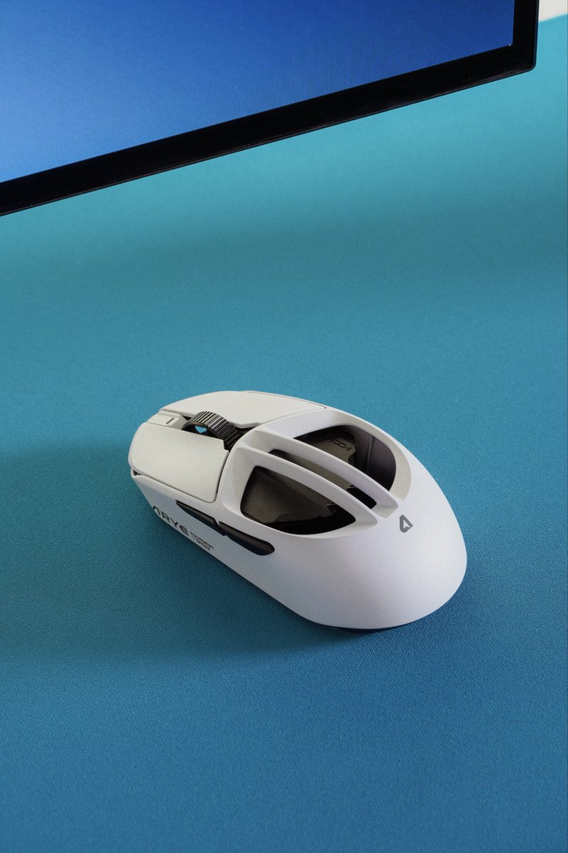 wwoIff's tweet image. Messy desk 🤥 #desksetup