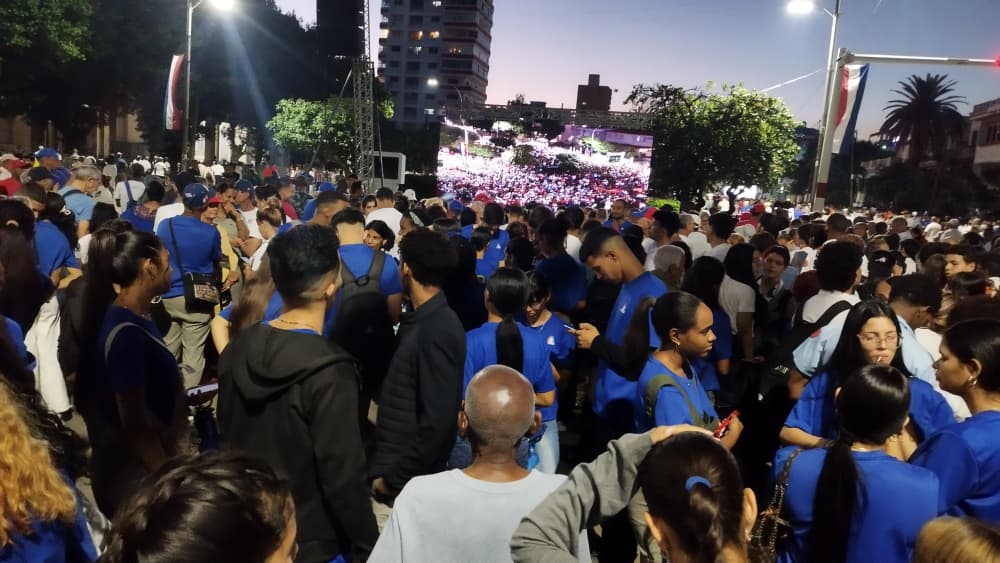Moisebc83's tweet photo. #CubaConVenezuela| Presente la #ENFA en el acto en apoyo al pueblo y gobierno de Venezuela.
Ante el monumento al Libertador Simón Bolívar una representación del pueblo de la capital estuvo presente en apoyo al reclamo de paz.✊| 🇨🇺🤝🇻🇪 
#EscueladeAduana #JuventudAduanera https://t.co/am4FoACu20
