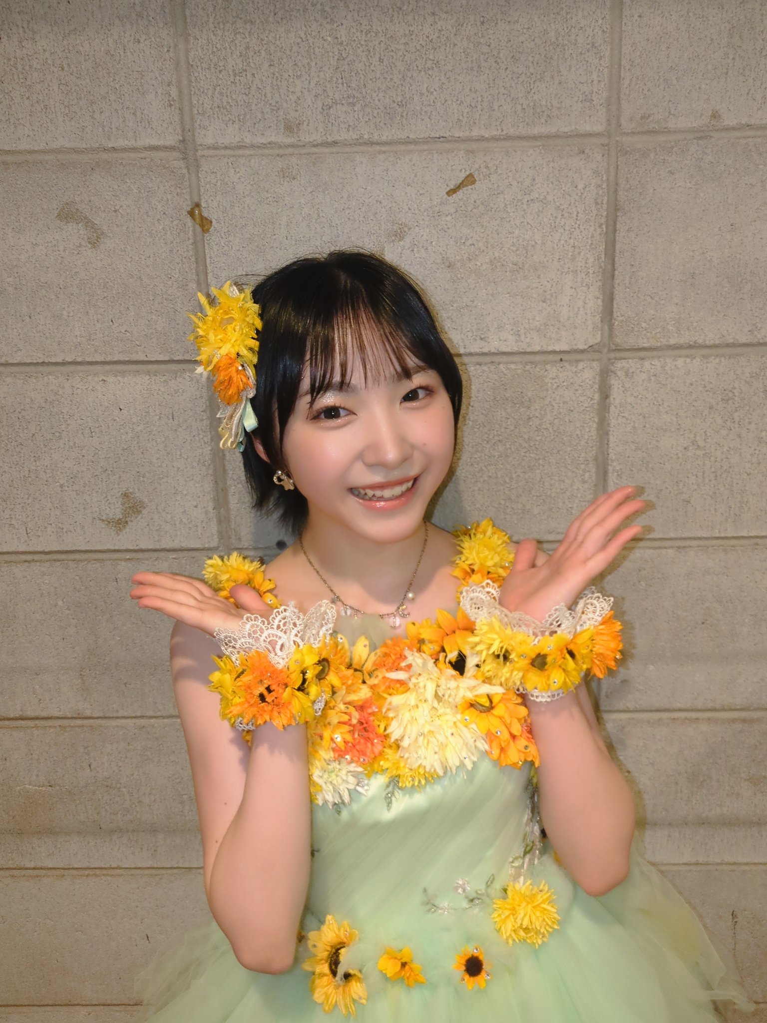 値下げしました】NMB48 チューストライク赤背景 宮崎紗衣 直筆生写真