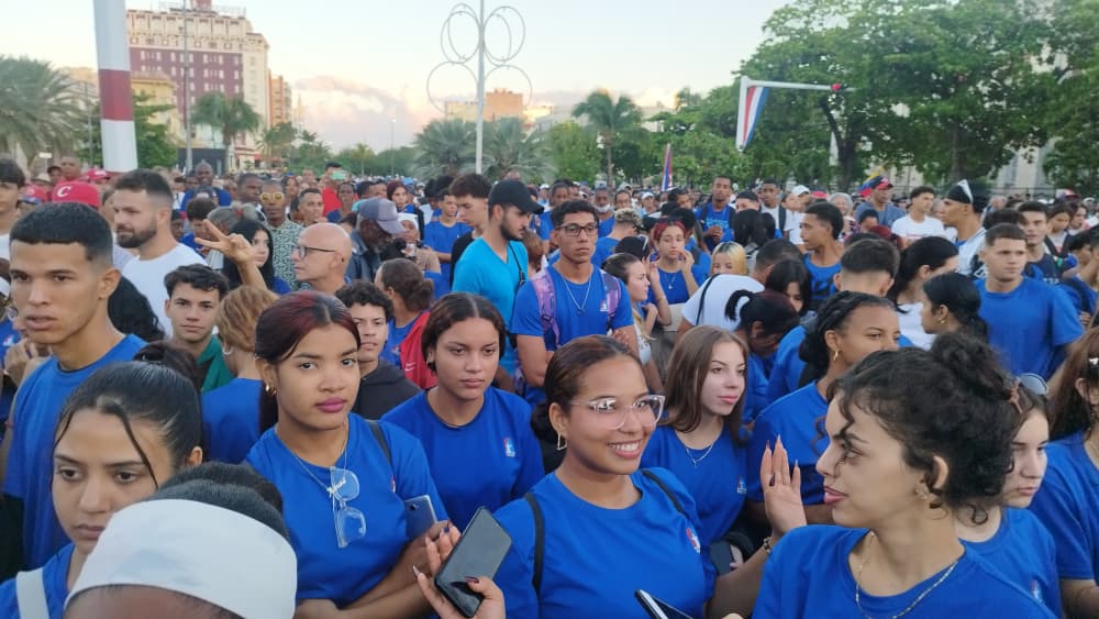#CubaConVenezuela| Presente la #ENFA en el acto en apoyo al pueblo y gobierno de Venezuela.
Ante el monumento al Libertador Simón Bolívar una representación del pueblo de la capital estuvo presente en apoyo al reclamo de paz.✊| 🇨🇺🤝🇻🇪 
#EscueladeAduana #JuventudAduanera